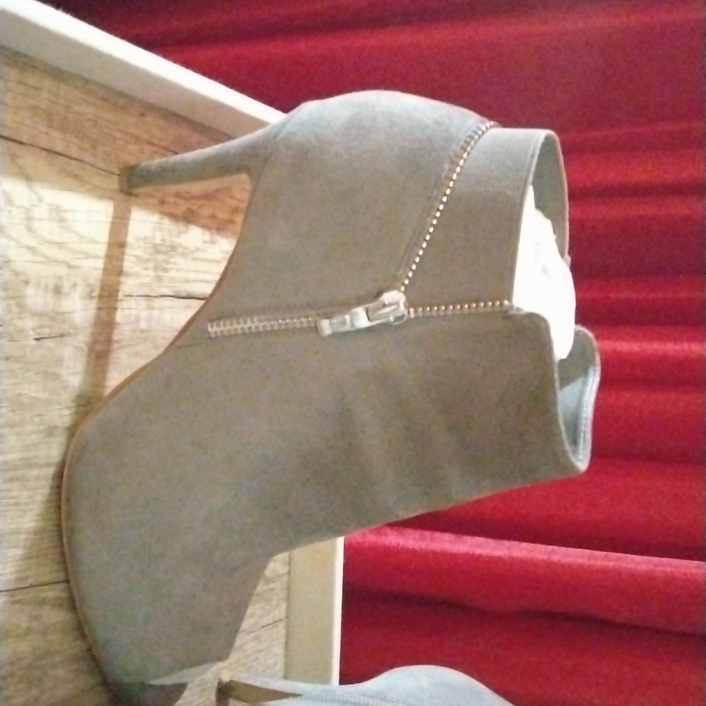 Marc fisher size 9 wide gray suede
